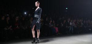 28-01-2013 SHOWBIZZ; TONY COHEN TOONDE ZIJN NIEUWSTE AUTUMN-WINTER COLLECTIE TIJDENS AMSTERDAM FASHION WEEK. Zondagmiddag toonde Tony Cohen zijn nieuwste autumn/winter collectie tijdens de Amsterdam Fashion Week.
De show werd afgetrapt met de 2Love-collectie van de ontwerper, zijn meer betaalbare en draagbare lijn. De designer had gebruik gemaakt van fijne, winterse kleuren zoals petrol en bordeauxrood. De ontwerpen liepen van jurkjes tot vestjes en van jumpsuits tot prachtige zijden blouses, die stuk voor stuk vrouwelijkheid uitstraalden.

Die vrouwelijkheid kwam ook terug in de couturecollectie die de mode-ontwerper zondag liet zien. De lijn werd gekenmerkt door het geweldige gebruik van stoffen. De topdesigner combineerde stoffen als chiffon, leer en fake fur in zijn jurken. Daarnaast zagen we veel leren broeken en tailleriemen. We zagen kleuren als paars, groen, bordeauxrood, zwart, en Tony doorbrak dit kleurenpalet door ook vurig rode items in zijn collectie te stoppen.

Zoals we van haar gewend zijn opende en sloot Kim Feenstra de modeshow van Tony af.

FOTO: Albert den Iseger.