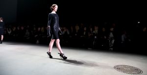28-01-2013 SHOWBIZZ; TONY COHEN TOONDE ZIJN NIEUWSTE AUTUMN-WINTER COLLECTIE TIJDENS AMSTERDAM FASHION WEEK. Zondagmiddag toonde Tony Cohen zijn nieuwste autumn/winter collectie tijdens de Amsterdam Fashion Week.
De show werd afgetrapt met de 2Love-collectie van de ontwerper, zijn meer betaalbare en draagbare lijn. De designer had gebruik gemaakt van fijne, winterse kleuren zoals petrol en bordeauxrood. De ontwerpen liepen van jurkjes tot vestjes en van jumpsuits tot prachtige zijden blouses, die stuk voor stuk vrouwelijkheid uitstraalden.

Die vrouwelijkheid kwam ook terug in de couturecollectie die de mode-ontwerper zondag liet zien. De lijn werd gekenmerkt door het geweldige gebruik van stoffen. De topdesigner combineerde stoffen als chiffon, leer en fake fur in zijn jurken. Daarnaast zagen we veel leren broeken en tailleriemen. We zagen kleuren als paars, groen, bordeauxrood, zwart, en Tony doorbrak dit kleurenpalet door ook vurig rode items in zijn collectie te stoppen.

Zoals we van haar gewend zijn opende en sloot Kim Feenstra de modeshow van Tony af.

FOTO: Albert den Iseger.