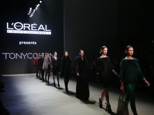 28-01-2013 SHOWBIZZ; TONY COHEN TOONDE ZIJN NIEUWSTE AUTUMN-WINTER COLLECTIE TIJDENS AMSTERDAM FASHION WEEK. Zondagmiddag toonde Tony Cohen zijn nieuwste autumn/winter collectie tijdens de Amsterdam Fashion Week.
De show werd afgetrapt met de 2Love-collectie van de ontwerper, zijn meer betaalbare en draagbare lijn. De designer had gebruik gemaakt van fijne, winterse kleuren zoals petrol en bordeauxrood. De ontwerpen liepen van jurkjes tot vestjes en van jumpsuits tot prachtige zijden blouses, die stuk voor stuk vrouwelijkheid uitstraalden.

Die vrouwelijkheid kwam ook terug in de couturecollectie die de mode-ontwerper zondag liet zien. De lijn werd gekenmerkt door het geweldige gebruik van stoffen. De topdesigner combineerde stoffen als chiffon, leer en fake fur in zijn jurken. Daarnaast zagen we veel leren broeken en tailleriemen. We zagen kleuren als paars, groen, bordeauxrood, zwart, en Tony doorbrak dit kleurenpalet door ook vurig rode items in zijn collectie te stoppen.

Zoals we van haar gewend zijn opende en sloot Kim Feenstra de modeshow van Tony af.

FOTO: Albert den Iseger.