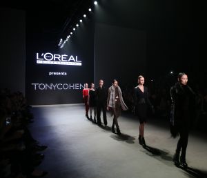 28-01-2013 SHOWBIZZ; TONY COHEN TOONDE ZIJN NIEUWSTE AUTUMN-WINTER COLLECTIE TIJDENS AMSTERDAM FASHION WEEK. Zondagmiddag toonde Tony Cohen zijn nieuwste autumn/winter collectie tijdens de Amsterdam Fashion Week.
De show werd afgetrapt met de 2Love-collectie van de ontwerper, zijn meer betaalbare en draagbare lijn. De designer had gebruik gemaakt van fijne, winterse kleuren zoals petrol en bordeauxrood. De ontwerpen liepen van jurkjes tot vestjes en van jumpsuits tot prachtige zijden blouses, die stuk voor stuk vrouwelijkheid uitstraalden.

Die vrouwelijkheid kwam ook terug in de couturecollectie die de mode-ontwerper zondag liet zien. De lijn werd gekenmerkt door het geweldige gebruik van stoffen. De topdesigner combineerde stoffen als chiffon, leer en fake fur in zijn jurken. Daarnaast zagen we veel leren broeken en tailleriemen. We zagen kleuren als paars, groen, bordeauxrood, zwart, en Tony doorbrak dit kleurenpalet door ook vurig rode items in zijn collectie te stoppen.

Zoals we van haar gewend zijn opende en sloot Kim Feenstra de modeshow van Tony af.

FOTO: Albert den Iseger.