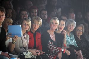 28-01-2013 SHOWBIZZ; TONY COHEN TOONDE ZIJN NIEUWSTE AUTUMN-WINTER COLLECTIE TIJDENS AMSTERDAM FASHION WEEK. Zondagmiddag toonde Tony Cohen zijn nieuwste autumn/winter collectie tijdens de Amsterdam Fashion Week.
De show werd afgetrapt met de 2Love-collectie van de ontwerper, zijn meer betaalbare en draagbare lijn. De designer had gebruik gemaakt van fijne, winterse kleuren zoals petrol en bordeauxrood. De ontwerpen liepen van jurkjes tot vestjes en van jumpsuits tot prachtige zijden blouses, die stuk voor stuk vrouwelijkheid uitstraalden.

Die vrouwelijkheid kwam ook terug in de couturecollectie die de mode-ontwerper zondag liet zien. De lijn werd gekenmerkt door het geweldige gebruik van stoffen. De topdesigner combineerde stoffen als chiffon, leer en fake fur in zijn jurken. Daarnaast zagen we veel leren broeken en tailleriemen. We zagen kleuren als paars, groen, bordeauxrood, zwart, en Tony doorbrak dit kleurenpalet door ook vurig rode items in zijn collectie te stoppen.

Zoals we van haar gewend zijn opende en sloot Kim Feenstra de modeshow van Tony af.

FOTO: Albert den Iseger.