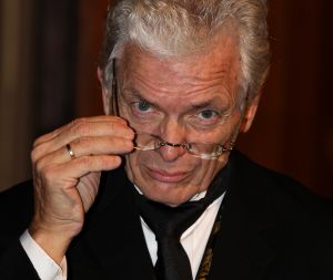 06-01-2014 SHOWBIZZ; BEN CRAMER IS UIT IN 2014.
Platenmaatschappijen willen niet meer met hem in zee, voor het Songfestival was hij te oud en ook musicalrollen komen niet meer zijn kant uit. Dat hij kennelijk niet meer meetelt doet Ben Cramer, na een mooie zangcarriere van tenminste 45 jaar, pijn.
foto: Albert den Iseger
