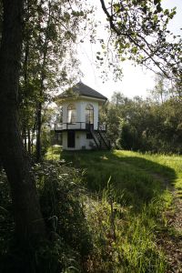 25-01-2014 SHOWBIZZ; CHRIS ZEEGRS HEEFT VOORMALIG LIEDESNESTJE IN VREELAND VERKOCHT. Chris Zeegers had in de tijd dat hij een relatie had met Wendy van Dijk een waar liefdesnestje gekocht in Vreeland, waar beide vaak vertoefde. Vooral in de weekends waren Wendy en Chris vaak te vinden in hun goed verscholen buitenhuis. Nu heeft Chris het huisje verkocht.
foto: Albert den Iseger.