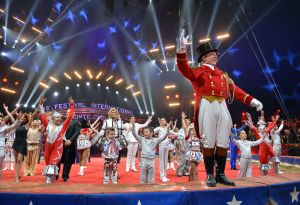 20-01-2014 SHOWBIZZ; HANS KLOK WINT ZILVEREN CLOWN IN MONTE CARLO. Hans Klok is tijdens het prestigieuze Festival du Cirque in Monaco in de prijzen gevallen. De illusionist is dit jaar een van de 6 winnaars van een Zilveren Clown. Ook neemt hij de speciale Kobsov Circus-prijs mee naar huis

Klok liet in Monaco voor het eerst zijn nieuwste act zien, waarin hij razendsnel de plek van een vrouw inneemt die in een dichtgebonden plastic zak in een glazen kist zit. Hij maakte met de stunt kans op een Gouden Clown, de hoogste award in de internationale circuswereld, maar die ging aan zijn neus voorbij. Tijdens het jaarlijkse circusfestival worden meer dan 40 prijzen uitgereikt.
Foto: Albert den Iseger- Weekblad Prive.
