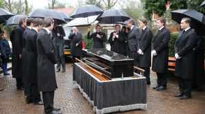 15-01-2015 SHOWBIZZ; BEGRAFENIS VAN FRANS MOLENAAR OP ZORGVLIED AMSTERDAM.
foto: Albert den Iseger