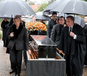 15-01-2015 SHOWBIZZ; BEGRAFENIS VAN FRANS MOLENAAR OP ZORGVLIED AMSTERDAM.
foto: Albert den Iseger