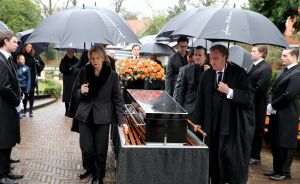 15-01-2015 SHOWBIZZ; BEGRAFENIS VAN FRANS MOLENAAR OP ZORGVLIED AMSTERDAM.
foto: Albert den Iseger