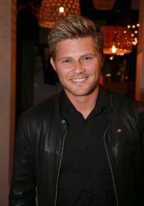 30-01-2017 SHOWBIZZ; AL WEER VOOR DE 35STE KEER DE GEELS AWARDS-NIEUWJAARSPARTY. Populariteit Awards
Traditiegetrouw worden tijdens de Geels Nieuwjaarsparty de Populariteit Awards uitgereikt. Dit jaar mogen de volgende artiesten hun prijs in ontvangst nemen: Shirma Rouse, Tim Douwsma, Wolter Kroes, Tino Martin, O G3NE, The Dirty Daddies, Laura Beekman,Ingrid Simons , Steffen Morrison en Het Feestteam . De awards worden geheel in stijl uitgereikt door verschillende BN ers, waaronder Gerard Joling. 

Populariteit Awards 2016     Geels Nieuwjaarsparty
 
Categorie: 
Meest geboekte Festival band 
en Landelijke doorbraak2016
ARSTIEST: THE DIRTY DADDIES,  Award wordt uitgereikt door Bobbi Eden
 
Categorie: Succesvolste meidengroep en grote doorbraak 2016
Artiest: O 3GENE, Award wordt uitgereikt door Gerard Joling
 
Categorie: Singer songwriter, Upcoming music artiest  
ARTIEST: LAURA BEEKMAN
 
Categorie, Beste Zanger 2016
Artiest: Tino MARTIN

Categorie
Leukste jonge TV Persoonlijkheid 2016
TIM DOUWSMA
 
Categorie: Meest opvallend album 2016
Artiest: WOLTER KROES
 
Categorie: Meest opvallende en succesvolle soulzangeres 2016
Artiest: SHIRMA ROUSE
 
Categorie:   Oeuvre Award?
Artiest: INGRID SIMONS
 
Categorie:   Beste Feest act 2016
Artiest: HET FEESTTEAM
 30-01-2017 SHOWBIZZ; AL WEER VOOR DE 35STE KEER DE GEELS AWARDS-NIEUWJAARSPARTY. Populariteit Awards
Traditiegetrouw worden tijdens de Geels Nieuwjaarsparty de Populariteit Awards uitgereikt. Dit jaar mogen de volgende artiesten hun prijs in ontvangst nemen: Shirma Rouse, Tim Douwsma, Wolter Kroes, Tino Martin, O G3NE, The Dirty Daddies, Laura Beekman,Ingrid Simons , Steffen Morrison en Het Feestteam . De awards worden geheel in stijl uitgereikt door verschillende BN ers, waaronder Gerard Joling. 

Populariteit Awards 2016     Geels Nieuwjaarsparty
 
Categorie: 
Meest geboekte Festival band 
en Landelijke doorbraak2016
ARSTIEST: THE DIRTY DADDIES,  Award wordt uitgereikt door Bobbi Eden
 
Categorie: Succesvolste meidengroep en grote doorbraak 2016
Artiest: O 3GENE, Award wordt uitgereikt door Gerard Joling
 
Categorie: Singer songwriter, Upcoming music artiest  
ARTIEST: LAURA BEEKMAN
 
Categorie, Beste Zanger 2016
Artiest: Tino MARTIN

Categorie
Leukste jonge TV Persoonlijkheid 2016
TIM DOUWSMA
 
Categorie: Meest opvallend album 2016
Artiest: WOLTER KROES
 
Categorie: Meest opvallende en succesvolle soulzangeres 2016
Artiest: SHIRMA ROUSE
 30-01-2017 SHOWBIZZ; AL WEER VOOR DE 35STE KEER DE GEELS AWARDS-NIEUWJAARSPARTY. Populariteit Awards
Traditiegetrouw worden tijdens de Geels Nieuwjaarsparty de Populariteit Awards uitgereikt. Dit jaar mogen de volgende artiesten hun prijs in ontvangst nemen: Shirma Rouse, Tim Douwsma, Wolter Kroes, Tino Martin, O G3NE, The Dirty Daddies, Laura Beekman,Ingrid Simons , Steffen Morrison en Het Feestteam . De awards worden geheel in stijl uitgereikt door verschillende BN ers, waaronder Gerard Joling. 

Populariteit Awards 2016     Geels Nieuwjaarsparty
 
Categorie: 
Meest geboekte Festival band 
en Landelijke doorbraak2016
ARSTIEST: THE DIRTY DADDIES,  Award wordt uitgereikt door Bobbi Eden
 
Categorie: Succesvolste meidengroep en grote doorbraak 2016
Artiest: O 3GENE, Award wordt uitgereikt door Gerard Joling
 
Categorie: Singer songwriter, Upcoming music artiest  
ARTIEST: LAURA BEEKMAN
 
Categorie, Beste Zanger 2016
Artiest: Tino MARTIN

Categorie
Leukste jonge TV Persoonlijkheid 2016
TIM DOUWSMA
 
Categorie: Meest opvallend album 2016
Artiest: WOLTER KROES
 
Categorie: Meest opvallende en succesvolle soulzangeres 2016
Artiest: SHIRMA ROUSE
 
Categorie:   Oeuvre Award?
Artiest: INGRID SIMONS
 
Categorie:   Beste Feest act 2016
Artiest: HET FEESTTEAM
 
Categorie:  Beste Live performer Classic old Soul 2016
Artiest: STEFFEN MORRISON
 
Cat30-01-2017 SHOWBIZZ; AL WEER VOOR DE 35STE KEER DE GEELS AWARDS-NIEUWJAARSPARTY. Populariteit Awards
Traditiegetrouw worden tijdens de Geels Nieuwjaarsparty de Populariteit Awards uitgereikt. Dit jaar mogen de volgende artiesten hun prijs in ontvangst nemen: Shirma Rouse, Tim Douwsma, Wolter Kroes, Tino Martin, O G3NE, The Dirty Daddies, Laura Beekman,Ingrid Simons , Steffen Morrison en Het Feestteam . De awards worden geheel in stijl uitgereikt door verschillende BN ers, waaronder Gerard Joling. 

Populariteit Awards 2016     Geels Nieuwjaarsparty
 
Categorie: 
Meest geboekte Festival band 
en Landelijke doorbraak2016
ARSTIEST: THE DIRTY DADDIES,  Award wordt uitgereikt door Bobbi Eden
 
Categorie: Succesvolste meidengroep en grote doorbraak 2016
Artiest: O 3GENE, Award wordt uitgereikt door Gerard Joling
 
Categorie: Singer songwriter, Upcoming music artiest  
ARTIEST: LAURA BEEKMAN
 
Categorie, Beste Zanger 2016
Artiest: Tino MARTIN

Categorie
Leukste jonge TV Persoonlijkheid 2016
TIM DOUWSMA
 
Categorie: Meest opvallend album 2016
Artiest: WOLTER KROES
 
Categorie: Meest opvallende en succesvolle soulzangeres 2016
Artiest: SHIRMA ROUSE
 
Categorie:   Oeuvre Award?
Artiest: INGRID SIMONS
 
Categorie:   Beste Feest act 2016
Artiest: HET FEESTTEAM
 
Categorie:  Beste Live performer Classic old Soul 2016
Artiest: STEFFEN MORRISON
 egorie:   Oeuvre Award?
Artiest: INGRID SIMONS
 
Categorie:   Beste Feest act 2016
Artiest: HET FEESTTEAM
 
Categorie:  Beste Live performer Classic old Soul 2016
Artiest: STEFFEN MORRISON
 
Categorie:  Beste Live performer Classic old Soul 2016
Artiest: STEFFEN MORRISON
Foto: Albert den Iseger
