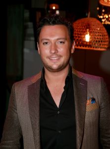 30-01-2017 SHOWBIZZ; AL WEER VOOR DE 35STE KEER DE GEELS AWARDS-NIEUWJAARSPARTY. Populariteit Awards
Traditiegetrouw worden tijdens de Geels Nieuwjaarsparty de Populariteit Awards uitgereikt. Dit jaar mogen de volgende artiesten hun prijs in ontvangst nemen: Shirma Rouse, Tim Douwsma, Wolter Kroes, Tino Martin, O G3NE, The Dirty Daddies, Laura Beekman,Ingrid Simons , Steffen Morrison en Het Feestteam . De awards worden geheel in stijl uitgereikt door verschillende BN ers, waaronder Gerard Joling. 

Populariteit Awards 2016     Geels Nieuwjaarsparty
 
Categorie: 
Meest geboekte Festival band 
en Landelijke doorbraak2016
ARSTIEST: THE DIRTY DADDIES,  Award wordt uitgereikt door Bobbi Eden
 
Categorie: Succesvolste meidengroep en grote doorbraak 2016
Artiest: O 3GENE, Award wordt uitgereikt door Gerard Joling
 
Categorie: Singer songwriter, Upcoming music artiest  
ARTIEST: LAURA BEEKMAN
 
Categorie, Beste Zanger 2016
Artiest: Tino MARTIN

Categorie
Leukste jonge TV Persoonlijkheid 2016
TIM DOUWSMA
 
Categorie: Meest opvallend album 2016
Artiest: WOLTER KROES
 
Categorie: Meest opvallende en succesvolle soulzangeres 2016
Artiest: SHIRMA ROUSE
 
Categorie:   Oeuvre Award?
Artiest: INGRID SIMONS
 
Categorie:   Beste Feest act 2016
Artiest: HET FEESTTEAM
 30-01-2017 SHOWBIZZ; AL WEER VOOR DE 35STE KEER DE GEELS AWARDS-NIEUWJAARSPARTY. Populariteit Awards
Traditiegetrouw worden tijdens de Geels Nieuwjaarsparty de Populariteit Awards uitgereikt. Dit jaar mogen de volgende artiesten hun prijs in ontvangst nemen: Shirma Rouse, Tim Douwsma, Wolter Kroes, Tino Martin, O G3NE, The Dirty Daddies, Laura Beekman,Ingrid Simons , Steffen Morrison en Het Feestteam . De awards worden geheel in stijl uitgereikt door verschillende BN ers, waaronder Gerard Joling. 

Populariteit Awards 2016     Geels Nieuwjaarsparty
 
Categorie: 
Meest geboekte Festival band 
en Landelijke doorbraak2016
ARSTIEST: THE DIRTY DADDIES,  Award wordt uitgereikt door Bobbi Eden
 
Categorie: Succesvolste meidengroep en grote doorbraak 2016
Artiest: O 3GENE, Award wordt uitgereikt door Gerard Joling
 
Categorie: Singer songwriter, Upcoming music artiest  
ARTIEST: LAURA BEEKMAN
 
Categorie, Beste Zanger 2016
Artiest: Tino MARTIN

Categorie
Leukste jonge TV Persoonlijkheid 2016
TIM DOUWSMA
 
Categorie: Meest opvallend album 2016
Artiest: WOLTER KROES
 
Categorie: Meest opvallende en succesvolle soulzangeres 2016
Artiest: SHIRMA ROUSE
 30-01-2017 SHOWBIZZ; AL WEER VOOR DE 35STE KEER DE GEELS AWARDS-NIEUWJAARSPARTY. Populariteit Awards
Traditiegetrouw worden tijdens de Geels Nieuwjaarsparty de Populariteit Awards uitgereikt. Dit jaar mogen de volgende artiesten hun prijs in ontvangst nemen: Shirma Rouse, Tim Douwsma, Wolter Kroes, Tino Martin, O G3NE, The Dirty Daddies, Laura Beekman,Ingrid Simons , Steffen Morrison en Het Feestteam . De awards worden geheel in stijl uitgereikt door verschillende BN ers, waaronder Gerard Joling. 

Populariteit Awards 2016     Geels Nieuwjaarsparty
 
Categorie: 
Meest geboekte Festival band 
en Landelijke doorbraak2016
ARSTIEST: THE DIRTY DADDIES,  Award wordt uitgereikt door Bobbi Eden
 
Categorie: Succesvolste meidengroep en grote doorbraak 2016
Artiest: O 3GENE, Award wordt uitgereikt door Gerard Joling
 
Categorie: Singer songwriter, Upcoming music artiest  
ARTIEST: LAURA BEEKMAN
 
Categorie, Beste Zanger 2016
Artiest: Tino MARTIN

Categorie
Leukste jonge TV Persoonlijkheid 2016
TIM DOUWSMA
 
Categorie: Meest opvallend album 2016
Artiest: WOLTER KROES
 
Categorie: Meest opvallende en succesvolle soulzangeres 2016
Artiest: SHIRMA ROUSE
 
Categorie:   Oeuvre Award?
Artiest: INGRID SIMONS
 
Categorie:   Beste Feest act 2016
Artiest: HET FEESTTEAM
 
Categorie:  Beste Live performer Classic old Soul 2016
Artiest: STEFFEN MORRISON
 
Cat30-01-2017 SHOWBIZZ; AL WEER VOOR DE 35STE KEER DE GEELS AWARDS-NIEUWJAARSPARTY. Populariteit Awards
Traditiegetrouw worden tijdens de Geels Nieuwjaarsparty de Populariteit Awards uitgereikt. Dit jaar mogen de volgende artiesten hun prijs in ontvangst nemen: Shirma Rouse, Tim Douwsma, Wolter Kroes, Tino Martin, O G3NE, The Dirty Daddies, Laura Beekman,Ingrid Simons , Steffen Morrison en Het Feestteam . De awards worden geheel in stijl uitgereikt door verschillende BN ers, waaronder Gerard Joling. 

Populariteit Awards 2016     Geels Nieuwjaarsparty
 
Categorie: 
Meest geboekte Festival band 
en Landelijke doorbraak2016
ARSTIEST: THE DIRTY DADDIES,  Award wordt uitgereikt door Bobbi Eden
 
Categorie: Succesvolste meidengroep en grote doorbraak 2016
Artiest: O 3GENE, Award wordt uitgereikt door Gerard Joling
 
Categorie: Singer songwriter, Upcoming music artiest  
ARTIEST: LAURA BEEKMAN
 
Categorie, Beste Zanger 2016
Artiest: Tino MARTIN

Categorie
Leukste jonge TV Persoonlijkheid 2016
TIM DOUWSMA
 
Categorie: Meest opvallend album 2016
Artiest: WOLTER KROES
 
Categorie: Meest opvallende en succesvolle soulzangeres 2016
Artiest: SHIRMA ROUSE
 
Categorie:   Oeuvre Award?
Artiest: INGRID SIMONS
 
Categorie:   Beste Feest act 2016
Artiest: HET FEESTTEAM
 
Categorie:  Beste Live performer Classic old Soul 2016
Artiest: STEFFEN MORRISON
 egorie:   Oeuvre Award?
Artiest: INGRID SIMONS
 
Categorie:   Beste Feest act 2016
Artiest: HET FEESTTEAM
 
Categorie:  Beste Live performer Classic old Soul 2016
Artiest: STEFFEN MORRISON
 
Categorie:  Beste Live performer Classic old Soul 2016
Artiest: STEFFEN MORRISON
Foto: Albert den Iseger