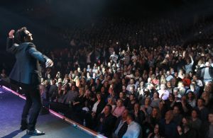 29-01-2018 SHOWBIZZ; TINO MARTIN LAAT HET AFAS CIRCUSTHEATER DE SFEER PROEVEN. De sfeer van mooie muziek,gezelligheid en genieten. Het kon allemaal niet op in het circus theater. Tino Martin liet een uitverkocht Circus Theater vooral genieten van de mooie muziek.Gasten als Gin Dutch en Hans Kap maakte de avond compleet. Scheveningen kijkt nu al uit naar de volgende editie.
foto: Albert den Iseger