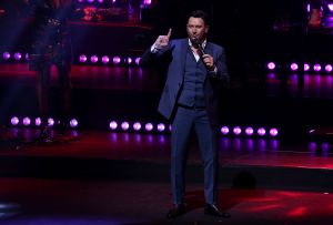 29-01-2018 SHOWBIZZ; TINO MARTIN LAAT HET AFAS CIRCUSTHEATER DE SFEER PROEVEN. De sfeer van mooie muziek,gezelligheid en genieten. Het kon allemaal niet op in het circus theater. Tino Martin liet een uitverkocht Circus Theater vooral genieten van de mooie muziek.Gasten als Gin Dutch en Hans Kap maakte de avond compleet. Scheveningen kijkt nu al uit naar de volgende editie.
foto: Albert den Iseger