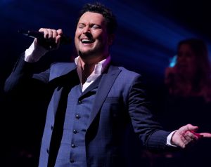 29-01-2018 SHOWBIZZ; TINO MARTIN LAAT HET AFAS CIRCUSTHEATER DE SFEER PROEVEN. De sfeer van mooie muziek,gezelligheid en genieten. Het kon allemaal niet op in het circus theater. Tino Martin liet een uitverkocht Circus Theater vooral genieten van de mooie muziek.Gasten als Gin Dutch en Hans Kap maakte de avond compleet. Scheveningen kijkt nu al uit naar de volgende editie.
foto: Albert den Iseger