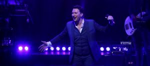 29-01-2018 SHOWBIZZ; TINO MARTIN LAAT HET AFAS CIRCUSTHEATER DE SFEER PROEVEN. De sfeer van mooie muziek,gezelligheid en genieten. Het kon allemaal niet op in het circus theater. Tino Martin liet een uitverkocht Circus Theater vooral genieten van de mooie muziek.Gasten als Gin Dutch en Hans Kap maakte de avond compleet. Scheveningen kijkt nu al uit naar de volgende editie.
foto: Albert den Iseger