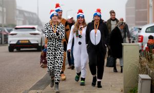 01-01-2020 NIEUWS; EGMOND AAN ZEE NIEUWJAARS DUIK. Duizenden dare dievils sprongen spontaan in de koude Noordzee vol met energie en adrenaline.Het was weer een groot succes en het word elk jaar drukker en drukker.
foto: Albert den Iseger 