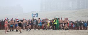 01-01-2020 NIEUWS; EGMOND AAN ZEE NIEUWJAARS DUIK. Duizenden dare dievils sprongen spontaan in de koude Noordzee vol met energie en adrenaline.Het was weer een groot succes en het word elk jaar drukker en drukker.
foto: Albert den Iseger 