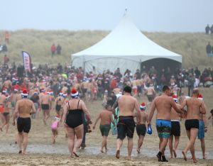 01-01-2020 NIEUWS; EGMOND AAN ZEE NIEUWJAARS DUIK. Duizenden dare dievils sprongen spontaan in de koude Noordzee vol met energie en adrenaline.Het was weer een groot succes en het word elk jaar drukker en drukker.
foto: Albert den Iseger 