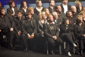 27-09-2004 SHOWBIZZ; UITVAART ANDRE HAZES IN DE ARENA TE AMSTERDAM. Tijdens de uitvaart van onze volkszanger Hazes werd er massaal door fans in de ArenA maar ook rechtstreeks via de t.v afschijt genomen. Hierbij waren ook familie en vrienden aanwezig waaronder verschillende bekende als: Paul de Leeuw, Karin Bloemen, Blof, Guus Meeuwis, Danny Munk, Johan Cruijff, Frits Barend, Caroline Tensen, Gerard Joling en Rene Froger. 
FOTO: ALBERT DEN ISEGER