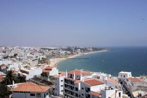 19-07-2005 SHOWBIZZ;XANDER EN WENDY ZIJN SAMEN GOED VOOR SEM.Xander en zijn zoon Sem heerlijk op vakantie in de Algarve,prachtig weer-blauw water en heerlijke speeltuinen voor Sem de ideale vakantie.Xander speelde heerlijk mee en golfde samen met zijn ouders op de 9 hole golf course van hun hotel.Wendy stond na de vakantie het tweetal op te wachten op Schiphol.
Foto;Albert den Iseger.
