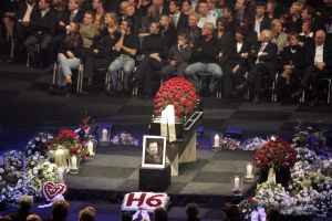 27-09-2004 SHOWBIZZ; UITVAART ANDRE HAZES IN DE ARENA TE AMSTERDAM. Tijdens de uitvaart van onze volkszanger Hazes werd er massaal door fans in de ArenA maar ook rechtstreeks via de t.v afschijt genomen. Hierbij waren ook familie en vrienden aanwezig  waaronder verschillende bekende als: Paul de Leeuw, Karin Bloemen, Blof, Guus Meeuwis, Danny Munk, Johan Cruijff, Frits Barend, Caroline Tensen, Gerard Joling en Rene Froger.
FOTO: ALBERT DEN ISEGER