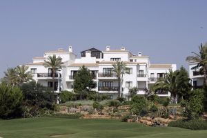 19-07-2005 SHOWBIZZ;XANDER EN WENDY ZIJN SAMEN GOED VOOR SEM.Xander en zijn zoon Sem heerlijk op vakantie in de Algarve,prachtig weer-blauw water en heerlijke speeltuinen voor Sem de ideale vakantie.Xander speelde heerlijk mee en golfde samen met zijn ouders op de 9 hole golf course van hun hotel.Wendy stond na de vakantie het tweetal op te wachten op Schiphol.
Foto;Albert den Iseger.