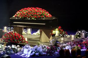 27-09-2004 SHOWBIZZ; UITVAART ANDRE HAZES IN DE ARENA TE AMSTERDAM. Tijdens de uitvaart van onze volkszanger Hazes werd er massaal door fans in de ArenA maar ook rechtstreeks via de t.v afschijt genomen. Hierbij waren ook familie en vrienden aanwezig  waaronder verschillende bekende als: Paul de Leeuw, Karin Bloemen, Blof, Guus Meeuwis, Danny Munk, Johan Cruijff, Frits Barend, Caroline Tensen, Gerard Joling en Rene Froger.
FOTO: ALBERT DEN ISEGER