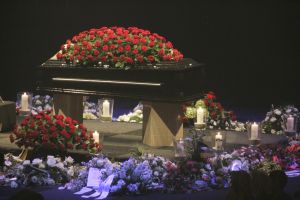 27-09-2004 SHOWBIZZ; UITVAART ANDRE HAZES IN DE ARENA TE AMSTERDAM. Tijdens de uitvaart van onze volkszanger Hazes werd er massaal door fans in de ArenA maar ook rechtstreeks via de t.v afschijt genomen. Hierbij waren ook familie en vrienden aanwezig  waaronder verschillende bekende als: Paul de Leeuw, Karin Bloemen, Blof, Guus Meeuwis, Danny Munk, Johan Cruijff, Frits Barend, Caroline Tensen, Gerard Joling en Rene Froger.
FOTO: ALBERT DEN ISEGER