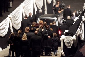 27-09-2004 SHOWBIZZ; UITVAART ANDRE HAZES IN DE ARENA TE AMSTERDAM. Tijdens de uitvaart van onze volkszanger Hazes werd er massaal door fans in de ArenA maar ook rechtstreeks via de t.v afschijt genomen. Hierbij waren ook familie en vrienden aanwezig  waaronder verschillende bekende als: Paul de Leeuw, Karin Bloemen, Blof, Guus Meeuwis, Danny Munk, Johan Cruijff, Frits Barend, Caroline Tensen, Gerard Joling en Rene Froger.
FOTO: ALBERT DEN ISEGER