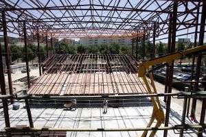 30-07-2005 SHOWBIZZ;DE TEATRO PARA ESPECTACULO DE MAGIA TORREMOLINOS SPAIN.
Het Kazan magic entertainment project neemt al echt de vormen aan van een echt theater.Het is de bedoeling dat de bouw in februari 2007 klaar moet zijn.Het theater dat aan de snelweg ligt nabij Torremolinos ligt zal de thuisbasis worden van Renzo-Oscar en Mara, die daar 2 x per dag een magic  show zal gaan geven 
foto:Albert den Iseger.
