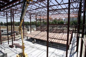 30-07-2005 SHOWBIZZ;DE TEATRO PARA ESPECTACULO DE MAGIA TORREMOLINOS SPAIN.
Het Kazan magic entertainment project neemt al echt de vormen aan van een echt theater.Het is de bedoeling dat de bouw in februari 2007 klaar moet zijn.Het theater dat aan de snelweg ligt nabij Torremolinos ligt zal de thuisbasis worden van Renzo-Oscar en Mara, die daar 2 x per dag een magic  show zal gaan geven 
foto:Albert den Iseger.