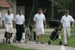 17-07-2005 ACTUEEL; BEKENDE NEDERLANDERS IN GOLFTOERNOOI TE ALKMAAR. Op golfbaan de Sluispolder te Alkmaar was het golftoernooi der Ambassadeurs van het goede doel. Sylvana Simons sloeg de eerste bal van dit toernooi. Vele bekende nederlanders en mensen uit het zakenleven sloegen samen veel geld bijeen voor tal van goede doelen.
BN ers: Willy en Rene v.dKerkhof-Ronnie Tober-Daan Schuurmans-Hein Vergeer-Winston Gerschtanowitz-Nico Bierhuizen-Pieter Storms- Piet Schrijvers en nog vele anderen.
Foto: Albert den Iseger.