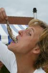 17-07-2005 ACTUEEL; BEKENDE NEDERLANDERS IN GOLFTOERNOOI TE ALKMAAR. Op golfbaan de Sluispolder te Alkmaar was het golftoernooi der Ambassadeurs van het goede doel. Sylvana Simons sloeg de eerste bal van dit toernooi. Vele bekende nederlanders en mensen uit het zakenleven sloegen samen veel geld bijeen voor tal van goede doelen.
BN ers: Willy en Rene v.dKerkhof-Ronnie Tober-Daan Schuurmans-Hein Vergeer-Winston Gerschtanowitz-Nico Bierhuizen-Pieter Storms- Piet Schrijvers en nog vele anderen.
Foto: Albert den Iseger.