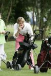 17-07-2005 ACTUEEL; BEKENDE NEDERLANDERS IN GOLFTOERNOOI TE ALKMAAR. Op golfbaan de Sluispolder te Alkmaar was het golftoernooi der Ambassadeurs van het goede doel. Sylvana Simons sloeg de eerste bal van dit toernooi. Vele bekende nederlanders en mensen uit het zakenleven sloegen samen veel geld bijeen voor tal van goede doelen.
BN ers: Willy en Rene v.dKerkhof-Ronnie Tober-Daan Schuurmans-Hein Vergeer-Winston Gerschtanowitz-Nico Bierhuizen-Pieter Storms- Piet Schrijvers en nog vele anderen.
Foto: Albert den Iseger.