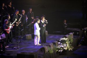 27-09-2004 SHOWBIZZ; UITVAART ANDRE HAZES IN DE ARENA TE AMSTERDAM. Tijdens de uitvaart van onze volkszanger Hazes werd er massaal door fans in de ArenA maar ook rechtstreeks via de t.v afschijt genomen. Hierbij waren ook familie en vrienden aanwezig  waaronder verschillende bekende als: Paul de Leeuw, Karin Bloemen, Blof, Guus Meeuwis, Danny Munk, Johan Cruijff, Frits Barend, Caroline Tensen, Gerard Joling en Rene Froger.
FOTO: ALBERT DEN ISEGER