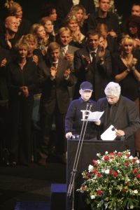 27-09-2004 SHOWBIZZ; UITVAART ANDRE HAZES IN DE ARENA TE AMSTERDAM. Tijdens de uitvaart van onze volkszanger Hazes werd er massaal door fans in de ArenA maar ook rechtstreeks via de t.v afschijt genomen. Hierbij waren ook familie en vrienden aanwezig  waaronder verschillende bekende als: Paul de Leeuw, Karin Bloemen, Blof, Guus Meeuwis, Danny Munk, Johan Cruijff, Frits Barend, Caroline Tensen, Gerard Joling en Rene Froger.
FOTO: ALBERT DEN ISEGER