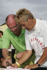 17-07-2005 ACTUEEL; BEKENDE NEDERLANDERS IN GOLFTOERNOOI TE ALKMAAR. Op golfbaan de Sluispolder te Alkmaar was het golftoernooi der Ambassadeurs van het goede doel. Sylvana Simons sloeg de eerste bal van dit toernooi. Vele bekende nederlanders en mensen uit het zakenleven sloegen samen veel geld bijeen voor tal van goede doelen.
BN ers: Willy en Rene v.dKerkhof-Ronnie Tober-Daan Schuurmans-Hein Vergeer-Winston Gerschtanowitz-Nico Bierhuizen-Pieter Storms- Piet Schrijvers en nog vele anderen.
Foto: Albert den Iseger.