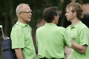 17-07-2005 ACTUEEL; BEKENDE NEDERLANDERS IN GOLFTOERNOOI TE ALKMAAR. Op golfbaan de Sluispolder te Alkmaar was het golftoernooi der Ambassadeurs van het goede doel. Sylvana Simons sloeg de eerste bal van dit toernooi. Vele bekende nederlanders en mensen uit het zakenleven sloegen samen veel geld bijeen voor tal van goede doelen.
BN ers: Willy en Rene v.dKerkhof-Ronnie Tober-Daan Schuurmans-Hein Vergeer-Winston Gerschtanowitz-Nico Bierhuizen-Pieter Storms- Piet Schrijvers en nog vele anderen.
Foto: Albert den Iseger.