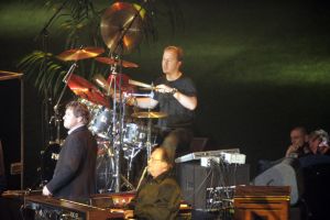 27-09-2004 SHOWBIZZ; UITVAART ANDRE HAZES IN DE ARENA TE AMSTERDAM. Tijdens de uitvaart van onze volkszanger Hazes werd er massaal door fans in de ArenA maar ook rechtstreeks via de t.v afschijt genomen. Hierbij waren ook familie en vrienden aanwezig  waaronder verschillende bekende als: Paul de Leeuw, Karin Bloemen, Blof, Guus Meeuwis, Danny Munk, Johan Cruijff, Frits Barend, Caroline Tensen, Gerard Joling en Rene Froger.
FOTO: ALBERT DEN ISEGER