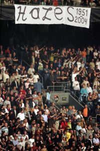 27-09-2004 SHOWBIZZ; UITVAART ANDRE HAZES IN DE ARENA TE AMSTERDAM. Tijdens de uitvaart van onze volkszanger Hazes werd er massaal door fans in de ArenA maar ook rechtstreeks via de t.v afschijt genomen. Hierbij waren ook familie en vrienden aanwezig waaronder verschillende bekende als: Paul de Leeuw, Karin Bloemen, Blof, Guus Meeuwis, Danny Munk, Johan Cruijff, Frits Barend, Caroline Tensen, Gerard Joling en Rene Froger. 
FOTO: ALBERT DEN ISEGER