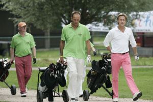 17-07-2005 ACTUEEL; BEKENDE NEDERLANDERS IN GOLFTOERNOOI TE ALKMAAR. Op golfbaan de Sluispolder te Alkmaar was het golftoernooi der Ambassadeurs van het goede doel. Sylvana Simons sloeg de eerste bal van dit toernooi. Vele bekende nederlanders en mensen uit het zakenleven sloegen samen veel geld bijeen voor tal van goede doelen.
BN ers: Willy en Rene v.dKerkhof-Ronnie Tober-Daan Schuurmans-Hein Vergeer-Winston Gerschtanowitz-Nico Bierhuizen-Pieter Storms- Piet Schrijvers en nog vele anderen.
Foto: Albert den Iseger.