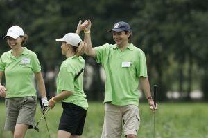 17-07-2005 ACTUEEL; BEKENDE NEDERLANDERS IN GOLFTOERNOOI TE ALKMAAR. Op golfbaan de Sluispolder te Alkmaar was het golftoernooi der Ambassadeurs van het goede doel. Sylvana Simons sloeg de eerste bal van dit toernooi. Vele bekende nederlanders en mensen uit het zakenleven sloegen samen veel geld bijeen voor tal van goede doelen.
BN ers: Willy en Rene v.dKerkhof-Ronnie Tober-Daan Schuurmans-Hein Vergeer-Winston Gerschtanowitz-Nico Bierhuizen-Pieter Storms- Piet Schrijvers en nog vele anderen.
Foto: Albert den Iseger.