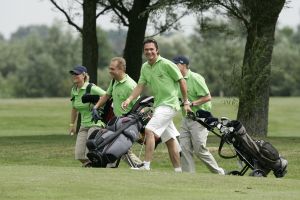 17-07-2005 ACTUEEL; BEKENDE NEDERLANDERS IN GOLFTOERNOOI TE ALKMAAR. Op golfbaan de Sluispolder te Alkmaar was het golftoernooi der Ambassadeurs van het goede doel. Sylvana Simons sloeg de eerste bal van dit toernooi. Vele bekende nederlanders en mensen uit het zakenleven sloegen samen veel geld bijeen voor tal van goede doelen.
BN ers: Willy en Rene v.dKerkhof-Ronnie Tober-Daan Schuurmans-Hein Vergeer-Winston Gerschtanowitz-Nico Bierhuizen-Pieter Storms- Piet Schrijvers en nog vele anderen.
Foto: Albert den Iseger.