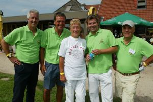 17-07-2005 ACTUEEL; BEKENDE NEDERLANDERS IN GOLFTOERNOOI TE ALKMAAR. Op golfbaan de Sluispolder te Alkmaar was het golftoernooi der Ambassadeurs van het goede doel. Sylvana Simons sloeg de eerste bal van dit toernooi. Vele bekende nederlanders en mensen uit het zakenleven sloegen samen veel geld bijeen voor tal van goede doelen.
BN ers: Willy en Rene v.dKerkhof-Ronnie Tober-Daan Schuurmans-Hein Vergeer-Winston Gerschtanowitz-Nico Bierhuizen-Pieter Storms- Piet Schrijvers en nog vele anderen.
Foto: Albert den Iseger.
