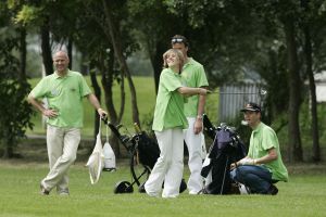 17-07-2005 ACTUEEL; BEKENDE NEDERLANDERS IN GOLFTOERNOOI TE ALKMAAR. Op golfbaan de Sluispolder te Alkmaar was het golftoernooi der Ambassadeurs van het goede doel. Sylvana Simons sloeg de eerste bal van dit toernooi. Vele bekende nederlanders en mensen uit het zakenleven sloegen samen veel geld bijeen voor tal van goede doelen.
BN ers: Willy en Rene v.dKerkhof-Ronnie Tober-Daan Schuurmans-Hein Vergeer-Winston Gerschtanowitz-Nico Bierhuizen-Pieter Storms- Piet Schrijvers en nog vele anderen.
Foto: Albert den Iseger.