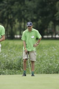 17-07-2005 ACTUEEL; BEKENDE NEDERLANDERS IN GOLFTOERNOOI TE ALKMAAR. Op golfbaan de Sluispolder te Alkmaar was het golftoernooi der Ambassadeurs van het goede doel. Sylvana Simons sloeg de eerste bal van dit toernooi. Vele bekende nederlanders en mensen uit het zakenleven sloegen samen veel geld bijeen voor tal van goede doelen.
BN ers: Willy en Rene v.dKerkhof-Ronnie Tober-Daan Schuurmans-Hein Vergeer-Winston Gerschtanowitz-Nico Bierhuizen-Pieter Storms- Piet Schrijvers en nog vele anderen.
Foto: Albert den Iseger.