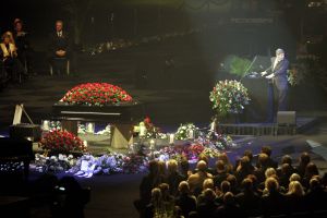 27-09-2004 SHOWBIZZ; UITVAART ANDRE HAZES IN DE ARENA TE AMSTERDAM. Tijdens de uitvaart van onze volkszanger Hazes werd er massaal door fans in de ArenA maar ook rechtstreeks via de t.v afschijt genomen. Hierbij waren ook familie en vrienden aanwezig  waaronder verschillende bekende als: Paul de Leeuw, Karin Bloemen, Blof, Guus Meeuwis, Danny Munk, Johan Cruijff, Frits Barend, Caroline Tensen, Gerard Joling en Rene Froger.
FOTO: ALBERT DEN ISEGER