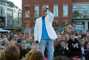 22-07-2005 SHOWBIZZ; TROS MUZIEKFEEST TE DORDRECHT.Op het plein was 20 juli het Trosmuziekfeest, tal van artiesten traden op voor vele honderden mensen.
foto; Albert den Iseger