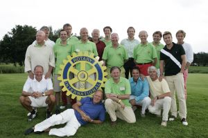 17-07-2005 ACTUEEL; BEKENDE NEDERLANDERS IN GOLFTOERNOOI TE ALKMAAR. Op golfbaan de Sluispolder te Alkmaar was het golftoernooi der Ambassadeurs van het goede doel. Sylvana Simons sloeg de eerste bal van dit toernooi. Vele bekende nederlanders en mensen uit het zakenleven sloegen samen veel geld bijeen voor tal van goede doelen.
BN ers: Willy en Rene v.dKerkhof-Ronnie Tober-Daan Schuurmans-Hein Vergeer-Winston Gerschtanowitz-Nico Bierhuizen-Pieter Storms- Piet Schrijvers en nog vele anderen.
Foto: Albert den Iseger.