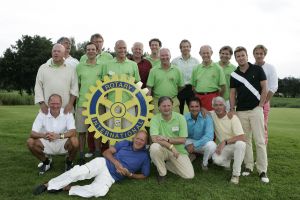 17-07-2005 ACTUEEL; BEKENDE NEDERLANDERS IN GOLFTOERNOOI TE ALKMAAR. Op golfbaan de Sluispolder te Alkmaar was het golftoernooi der Ambassadeurs van het goede doel. Sylvana Simons sloeg de eerste bal van dit toernooi. Vele bekende nederlanders en mensen uit het zakenleven sloegen samen veel geld bijeen voor tal van goede doelen.
BN ers: Willy en Rene v.dKerkhof-Ronnie Tober-Daan Schuurmans-Hein Vergeer-Winston Gerschtanowitz-Nico Bierhuizen-Pieter Storms- Piet Schrijvers en nog vele anderen.
Foto: Albert den Iseger.