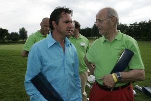 17-07-2005 ACTUEEL; BEKENDE NEDERLANDERS IN GOLFTOERNOOI TE ALKMAAR. Op golfbaan de Sluispolder te Alkmaar was het golftoernooi der Ambassadeurs van het goede doel. Sylvana Simons sloeg de eerste bal van dit toernooi. Vele bekende nederlanders en mensen uit het zakenleven sloegen samen veel geld bijeen voor tal van goede doelen.
BN ers: Willy en Rene v.dKerkhof-Ronnie Tober-Daan Schuurmans-Hein Vergeer-Winston Gerschtanowitz-Nico Bierhuizen-Pieter Storms- Piet Schrijvers en nog vele anderen.
Foto: Albert den Iseger.