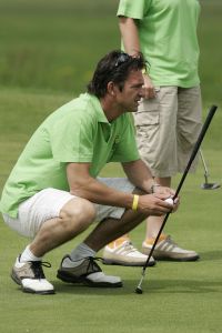 17-07-2005 ACTUEEL; BEKENDE NEDERLANDERS IN GOLFTOERNOOI TE ALKMAAR. Op golfbaan de Sluispolder te Alkmaar was het golftoernooi der Ambassadeurs van het goede doel. Sylvana Simons sloeg de eerste bal van dit toernooi. Vele bekende nederlanders en mensen uit het zakenleven sloegen samen veel geld bijeen voor tal van goede doelen.
BN ers: Willy en Rene v.dKerkhof-Ronnie Tober-Daan Schuurmans-Hein Vergeer-Winston Gerschtanowitz-Nico Bierhuizen-Pieter Storms- Piet Schrijvers en nog vele anderen.
Foto: Albert den Iseger.